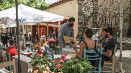 Παπαθανάσης: Η επιτροπή θα επανεξετάσει τη μουσική στην εστίαση και τα 100 άτομα στους γάμους