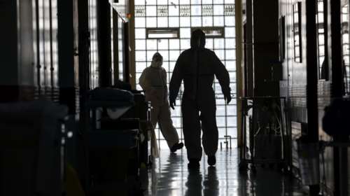 Τρομάζει η μετάλλαξη Όμικρον: Διπλασιάζονται τα κρούσματα κάθε δυόμισι μέρες, λέει ο καθηγητής Παπαζήσης