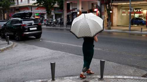 Καιρός: Με συννεφιά και τοπικές βροχές η Δευτέρα – Πού θα χρειαστείτε ομπρέλα