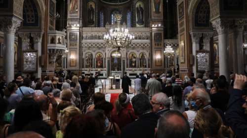 Μητρόπολη: Συγκίνηση στον Ακάθιστο Ύμνο για τη &quot;βεβήλωση&quot; της Αγίας Σοφίας - Το μήνυμα Ιερώνυμου