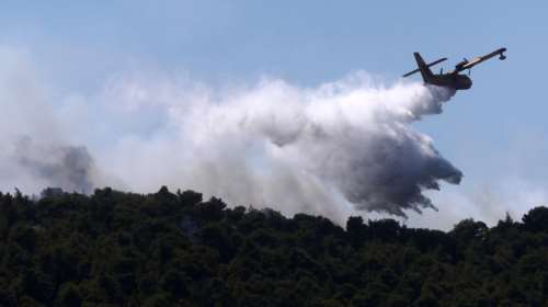 Φωτιές στην Αττική: Μάχη με τον χρόνο μέχρι τη δύση του ηλίου στα Βίλια  - Αναζωπυρώσεις στην Κερατέα