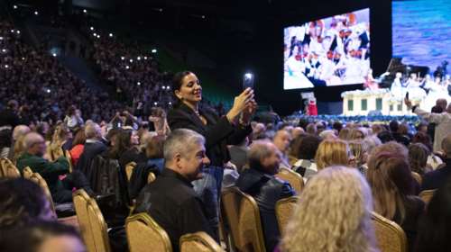 Ξεχωριστή έξοδος  για τη Σταματίνα Τσιμτσιλή και τον Θέμη Σοφό - H νύχτα τους με 60μελή ορχήστρα