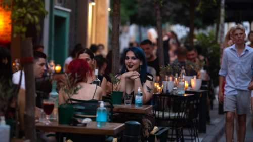 Κορονοϊός: Γιατί οι ανεμβολίαστοι έφηβοι θα μπαίνουν μόνο με rapid test στους κλειστούς χώρους της εστίασης
