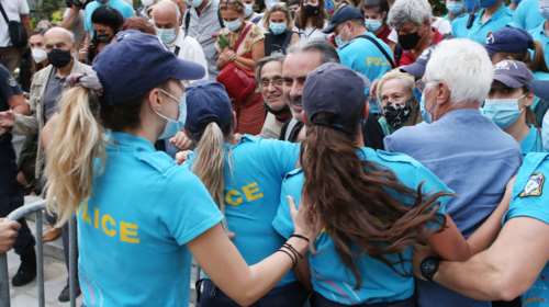 Μίκης Θεοδωράκης: Ένταση στη Μητρόπολη - Νεύρα και παράταση του λαϊκού προσκυνήματος [Εικόνες - Βίντεο]