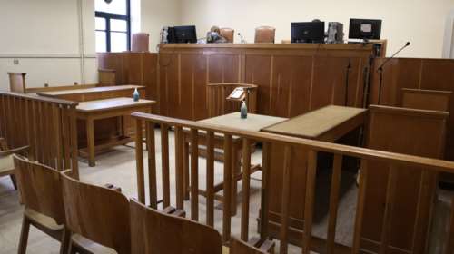 Αναβλήθηκε η δίκη του γιατρού που κατηγορείται για &quot;φακελάκι&quot;: Απουσίαζε η καταγγέλλουσα