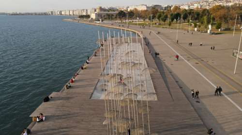 Θεσσαλονίκη: Σορός άνδρα εντοπίστηκε στον Θερμαϊκό - Η στιγμή της ανάσυρσης [Βίντεο]