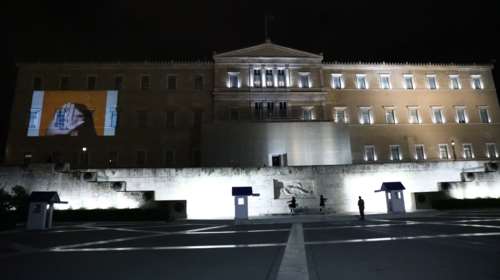 Στα πορτοκαλί η Βουλή για την εξάλειψη της βίας κατά των γυναικών [Εικόνες]