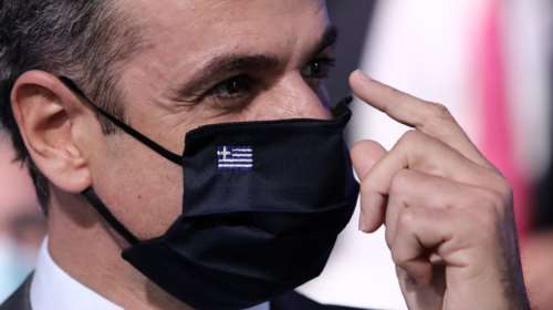 Κυριάκος Μητσοτάκης: Η μάσκα με την ελληνική σημαία του πρωθυπουργού στην ΕΛΒΑΛ που εντυπωσίασε [Εικόνες]