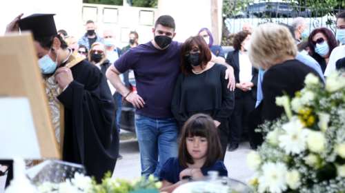 Θλίψη και συγκίνηση στο τρισάγιο του Γιώργου Καραϊβάζ - Συντετριμμένοι η γυναίκα του και ο γιος του