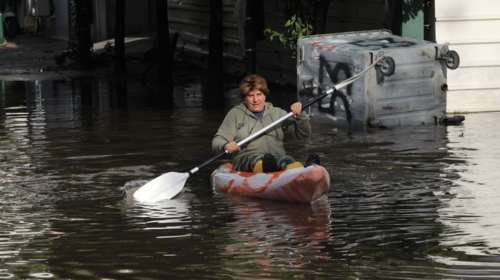 Κολωνός όπως... Βενετία: Βγήκαν με κανό στους πλημμυρισμένους δρόμους [εικόνες]