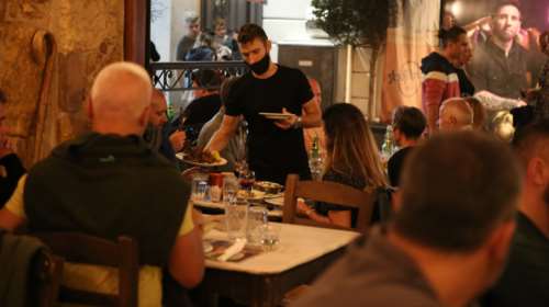 "Καμπανάκι" για την εστίαση: Υποχρεωτικοί οι έλεγχοι των πιστοποιητικών στους κλειστούς χώρους - Τσουχτερά πρόστιμα και λουκέτα