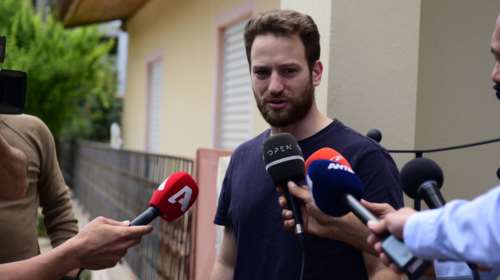 Γλυκά Νερά - Σούρας: Ο πιλότος έπαιζε αισχρό θέατρο, είναι ένας κτηνάνθρωπος, με πολύ σεβασμό για τα κτήνη