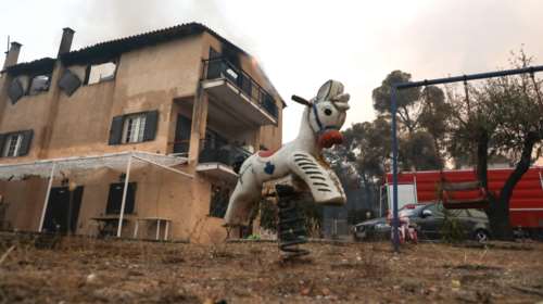 Βαρυμπόμπη - Μάχη με τις αναζωπυρώσεις και εικόνες Αποκάλυψης: Καμμένα σπίτια, στάχτη το δάσος, ζώα τρέχουν να σωθούν