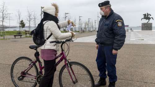 Από απόσταση οι έλεγχοι της ΕΛ.ΑΣ στους πολίτες για την απαγόρευση κυκλοφορίας- Μετά τις διαμαρτυρίες