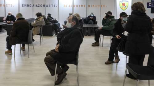 Σχέδιο για εμβολιασμούς κατ΄οίκον - Ποιους αφορούν - Ποιοι θα παίρνουν δωρεάν self test