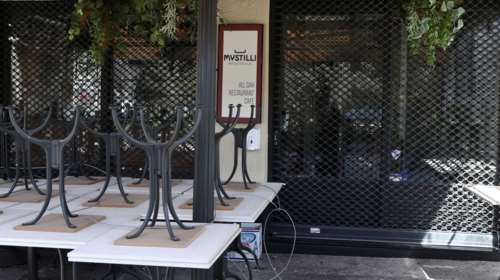 Ανοίγει η εστίαση: Έως 6 άτομα ανά τραπέζι, αποστάσεις και απολυμαντικά - Με self test οι εργαζόμενοι