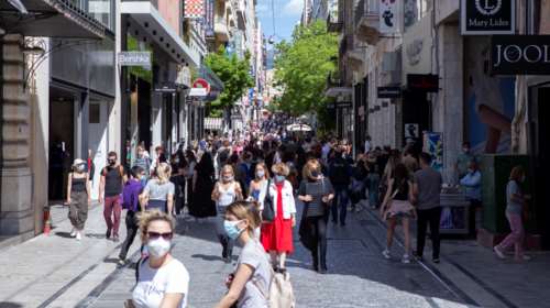 Κορονοϊός: Ποιες ηλικίες "χτυπάει" περισότερο - Μειώθηκαν τα ενεργά κρούσματα πανελλαδικά