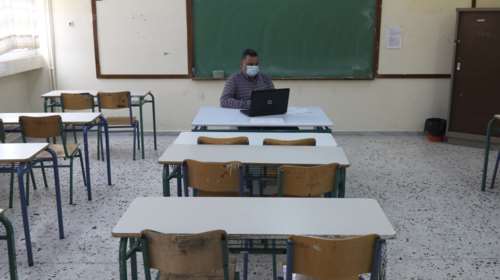 Σχολεία: Μετ&#39; εμποδίων η τηλεκπαίδευση - Αλλαγές στο πρόγραμμα μαθημάτων και κενά