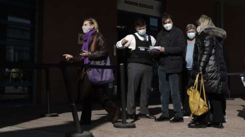 Κορονοϊός: Τρέχουν... για να εμβολιαστούν οι άνω των 60 - Κλείστηκαν πάνω από 11.500 ραντεβού σε μισή μέρα