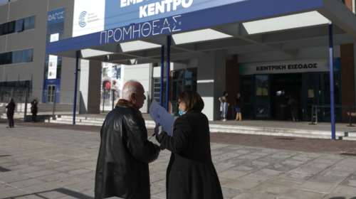 Κορονοϊός: Ποιοι θα χρειαστεί να κάνουν τέταρτη δόση - Σκέψεις για συνδυαστικό εμβόλιο κατά COVID και γρίπης