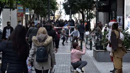 Παραμονή Πρωτοχρονιάς: Στους δρόμους για τα τελευταία ψώνια οι καταναλωτές [εικόνες-βίντεο]