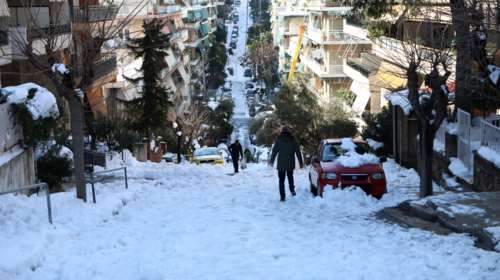 Νεφροπαθής στο Παγκράτι πάει για αιμοκάθαρση με την Πυροσβεστική εξαιτίας των χιονισμένων δρόμων [βίντεο]