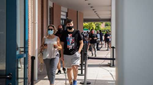 Κορονοϊός: Οι νέοι μεταδίδουν πια τον ιό στους ανεμβολίαστους γονείς - Αύξηση κρουσμάτων στους 40-60 ετών