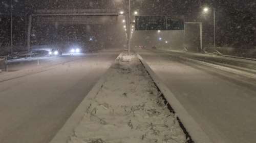 Κακοκαιρία &quot;Μήδεια&quot;: Δύσκολη νύχτα για την Αττική με σφοδρές χιονοπτώσεις - Χιονιάς και στο κέντρο της Αθήνας με το 2ο κύμα