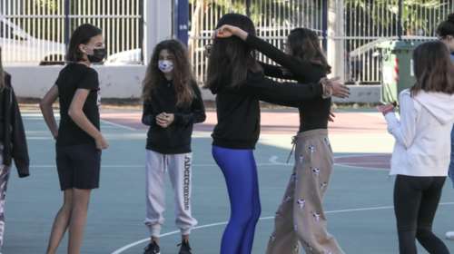 Άνοιγμα σχολείων: Αγκαλιές στο προαύλιο, δηλώσεις self test στα χέρια και μέτρα στις αίθουσες [εικόνες]