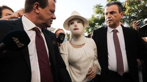 Επίθεση με βιτριόλι: Η Ιωάννα κρατούσε το χέρι μου και μου επαναλάμβανε &quot;πρόσεχέ με&quot;, λέει ο δικηγόρος της