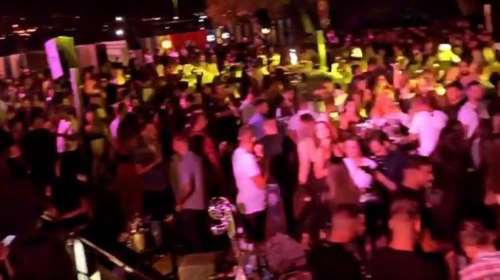 Κορονοϊός - Εξοργιστικό: Ξέφρενο πάρτι σε κλαμπ στον Πειραιά - Απίστευτος συνωστισμός χωρίς μάσκες [εικόνες]