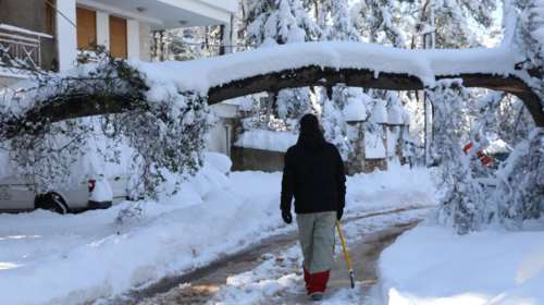 Επέλαση της κακοκαιρίας &quot;Κάρμελ&quot;: Χιονοθύελλα σε Βίλια, Ιπποκράτειο πολιτεία, Παρνασσό και Στενή Ευβοίας - Τσουχτερό κρύο