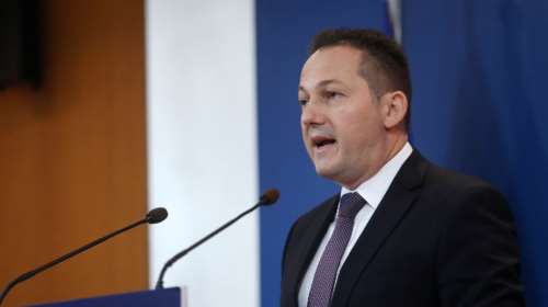 Πέτσας: Προσεχώς υποχρεωτική η μάσκα σε εμπορικά καταστήματα και εκκλησίες