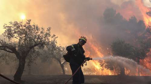 Φωτιά στις Κεχριές: Εκκενώθηκε και έκτος οικισμός - Ολονύχτια μάχη με τις φλόγες [Εικόνες]