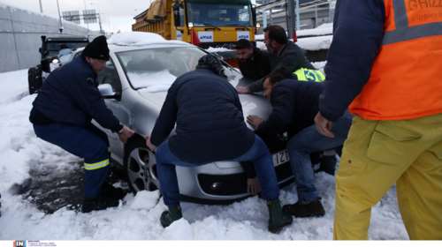 Επιπλέον οχήματα της Πολιτικής Προστασίας και ΕΛ.ΑΣ.  για να μαζέψουν οι οδηγοί τα αυτοκίνητά τους από την Αττικό Οδό