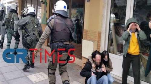 Θεσσαλονίκη: Αστυνομικοί χτυπούν στο κεφάλι και κλωτσούν άνδρα - Βίντεο ντοκουμέντο