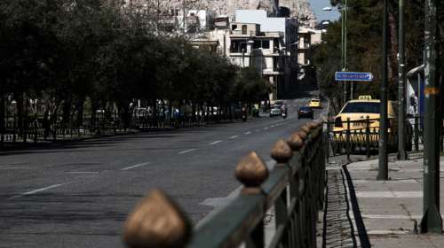 Ο κορονοϊός ερημώνει την Αθήνα - Άδειοι δρόμοι και ΜΜΜ, κλειστά σινεμά, θέατρα και γυμναστήρια