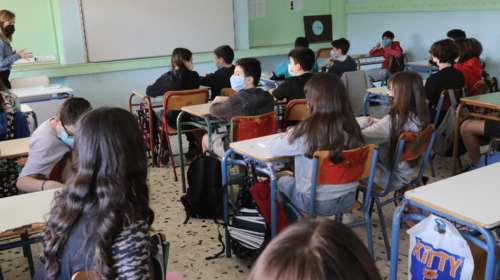 Σχολεία: Με δύο τεστ την εβδομάδα επιστρέφουν στα θρανία ανεμβολίαστοι εκπαιδευτικοί και μαθητές