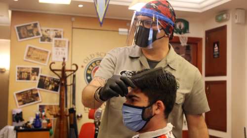 Πρώτη ημέρα &quot;κανονικότητας&quot;: Ο κόσμος προσέχει, μάσκες παντού, ακόμα και πλαστικές ασπίδες στα κομμωτήρια