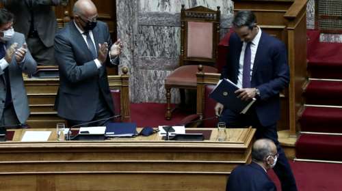 Μητσοτάκης στη Βουλή: Άμεσα η επέκταση των χωρικών υδάτων στο Ιόνιο στα 12 μίλια  - &quot;Η Ελλάδα μεγαλώνει&quot;