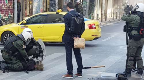 Επεισόδια στα Εξάρχεια: Πετροπόλεμος και χημικά σε πορεία - Πέντε τραυματίες αστυνομικοί και έξι προσαγωγές [εικόνες]