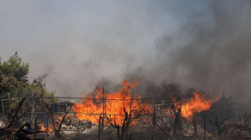 Φωτιά στην Κερατέα - Συναγερμός στην Πυροσβεστική