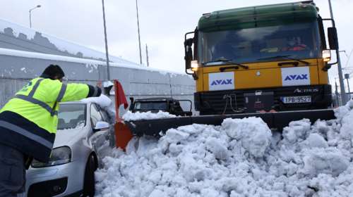 Δημοσίευμα &quot;βόμβα&quot; για την Αττική Οδό: Ο δρόμος έκλεισε για... 100 ευρώ - Τα εκχιονιστικά έβαζαν καύσιμα από ένα μόνο πρατήριο