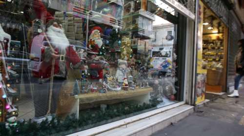 Ανοίγουν τα εποχικά καταστήματα ενόψει Χριστουγέννων - Τι αλλάζει για τα σούπερ μάρκετ