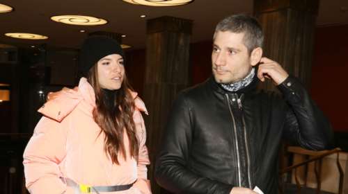 Εριέττα Κούρκουλου - Λάτση: Στο θέατρο με ροζ puffer jacket, ζιβάγκο, βινύλ μποτάκια και καθόλου μακιγιάζ