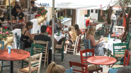 Άνοιξε η εστίαση: Για καφέ και μεζέ οι Αθηναίοι -  Γεμάτα τραπέζια και κρατήσεις σε κάτι που θυμίζει...γιορτή [Εικόνες]