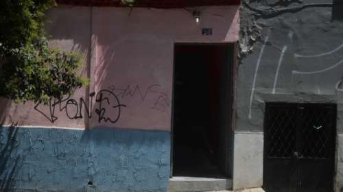 Απίστευτο σκηνικό στην Ομόνοια: Κλειδαμπαρώθηκαν σε οίκο ανοχής για να αποφύγουν τον έλεγχο - Εγιναν 26 συλλήψεις