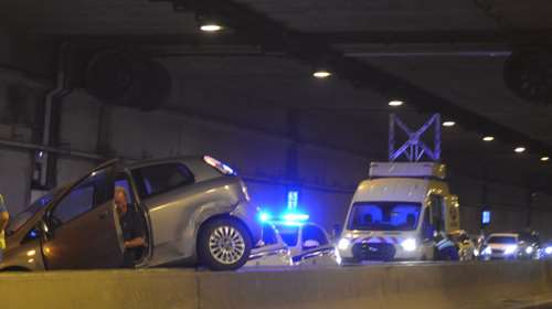 Τροχαίο στην Αττική οδό: Αναποδογύρισε ΙΧ - Κλειστές οι δεξιές λωρίδες