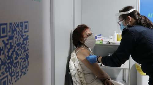 Προχωρούν οι εμβολιασμοί: Το 1 εκατομμύριο θα &quot;αγγίξουν&quot; ως την Παρασκευή - Ποιες ομάδες ακολουθούν