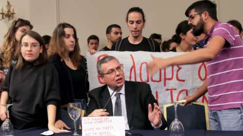 Νέο κρούσμα ομηρίας καθηγητή από &quot;φοιτητές&quot;: Του απαγόρευαν την έξοδο, τον απειλούσαν &quot;θα δεις τη μούρη σου παντού&quot;